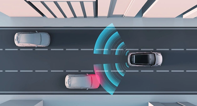 El Sistema de detección de punto ciego utiliza tecnología avanzada de radar y cámara para monitorear los puntos ciegos laterales y traseros en tiempo real.