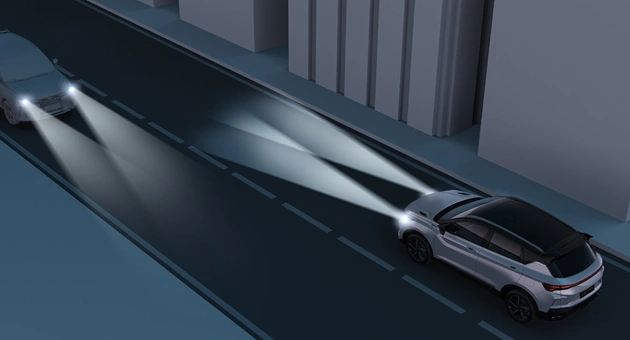 El sistema de control de luces altas inteligente (IHBC) detecta los vehículos que se aproximan y cambia automáticamente a luces bajas para evitar cegar a otros conductores.