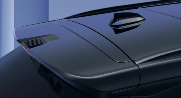 Spoiler trasero con forma y ángulo distintivo