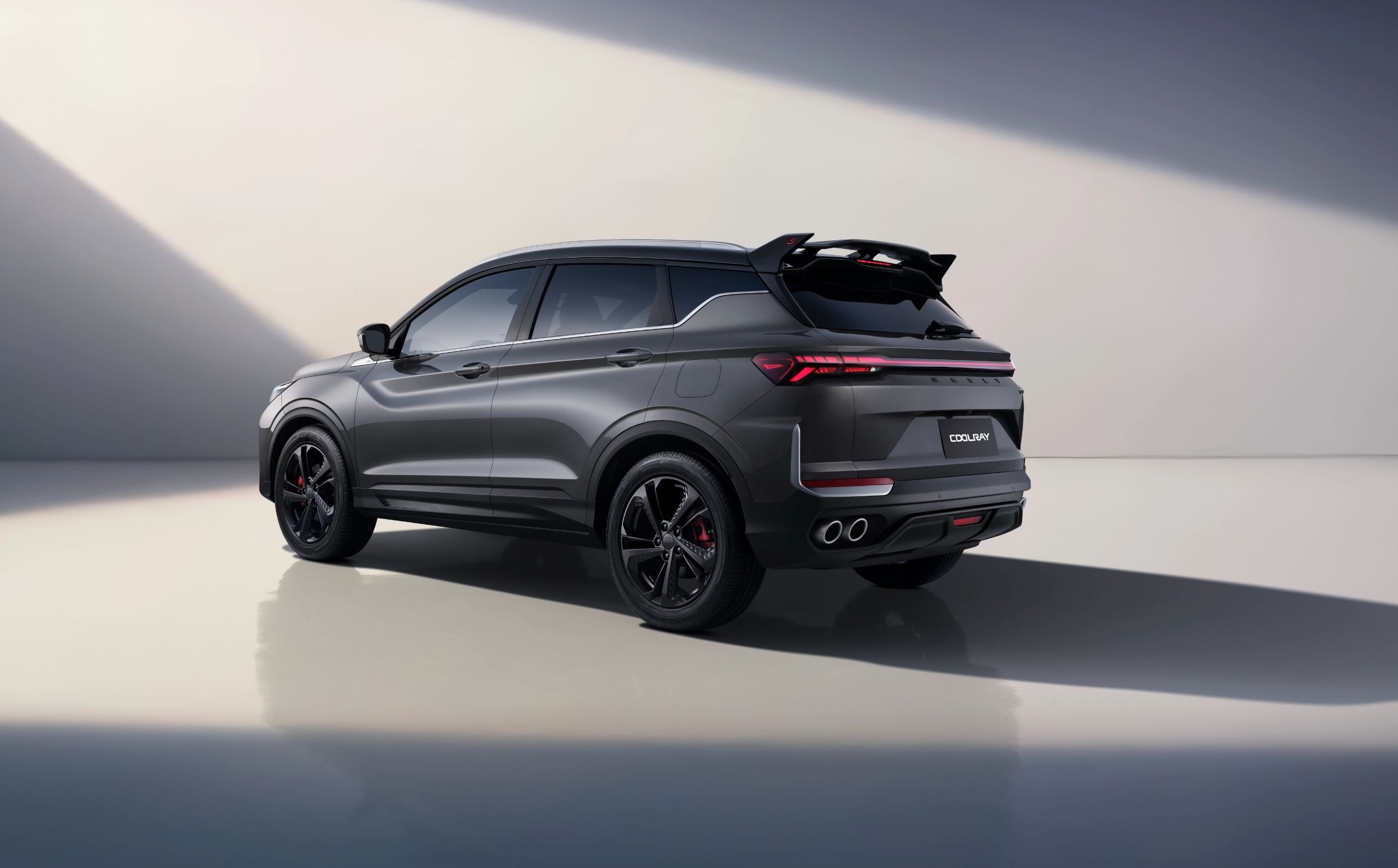 Escape doble bilateral que brinda aspecto deportivo